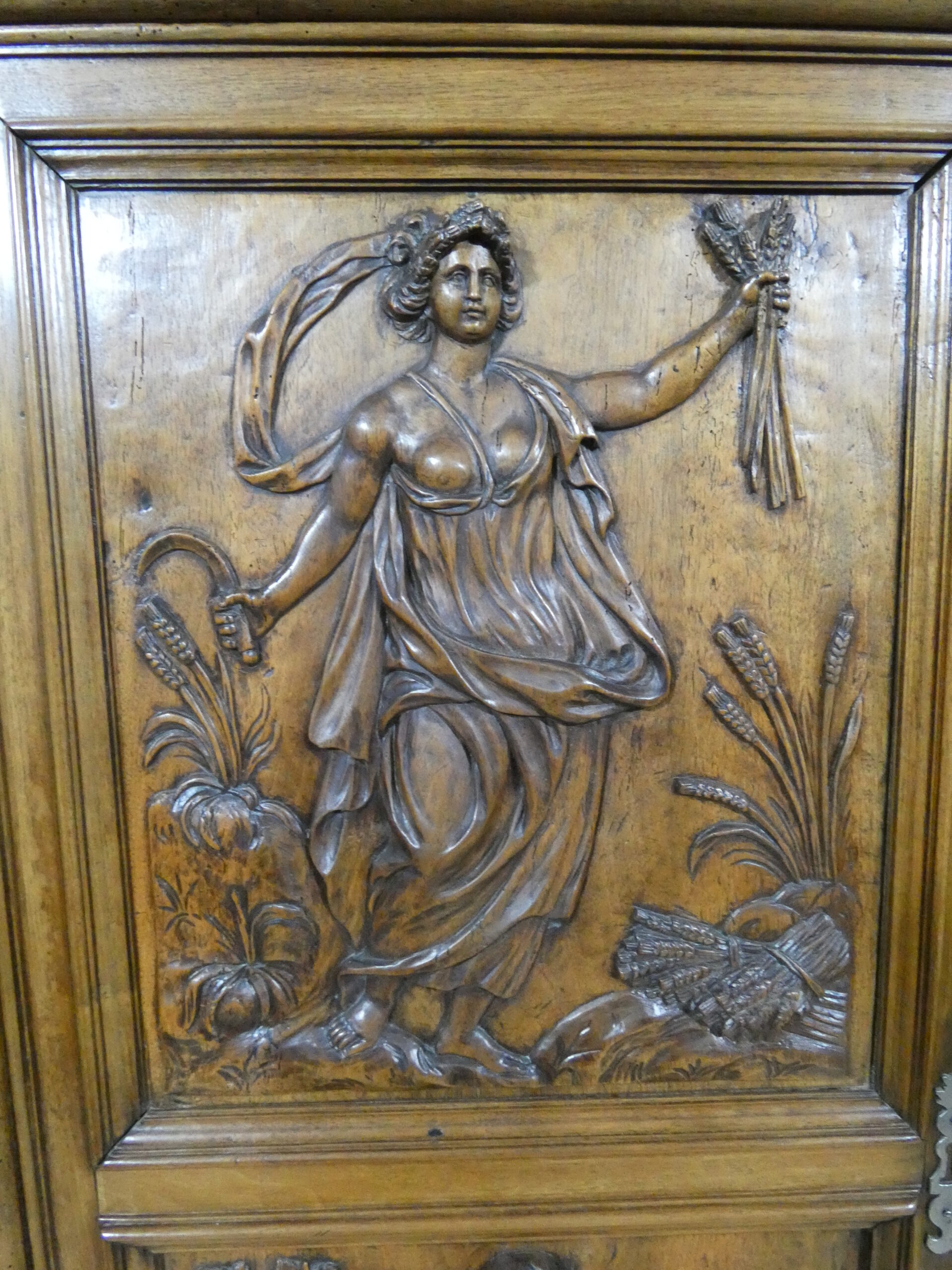 Les 4 saisons, armoire Louis XIV en noyer sculpté, corniche à débordement, époque début XVIII è – Image 4