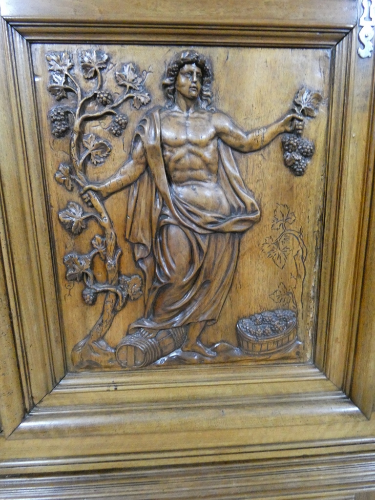 Les 4 saisons, armoire Louis XIV en noyer sculpté, corniche à débordement, époque début XVIII è – Image 6