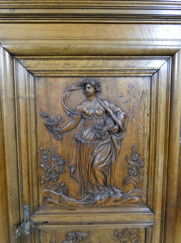 Les 4 saisons, armoire Louis XIV en noyer sculpté, corniche à débordement, époque début XVIII è – Image 7