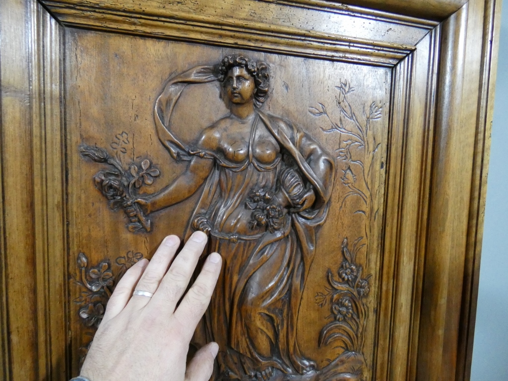 Les 4 saisons, armoire Louis XIV en noyer sculpté, corniche à débordement, époque début XVIII è – Image 11