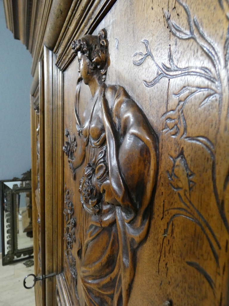 Les 4 saisons, armoire Louis XIV en noyer sculpté, corniche à débordement, époque début XVIII è – Image 13