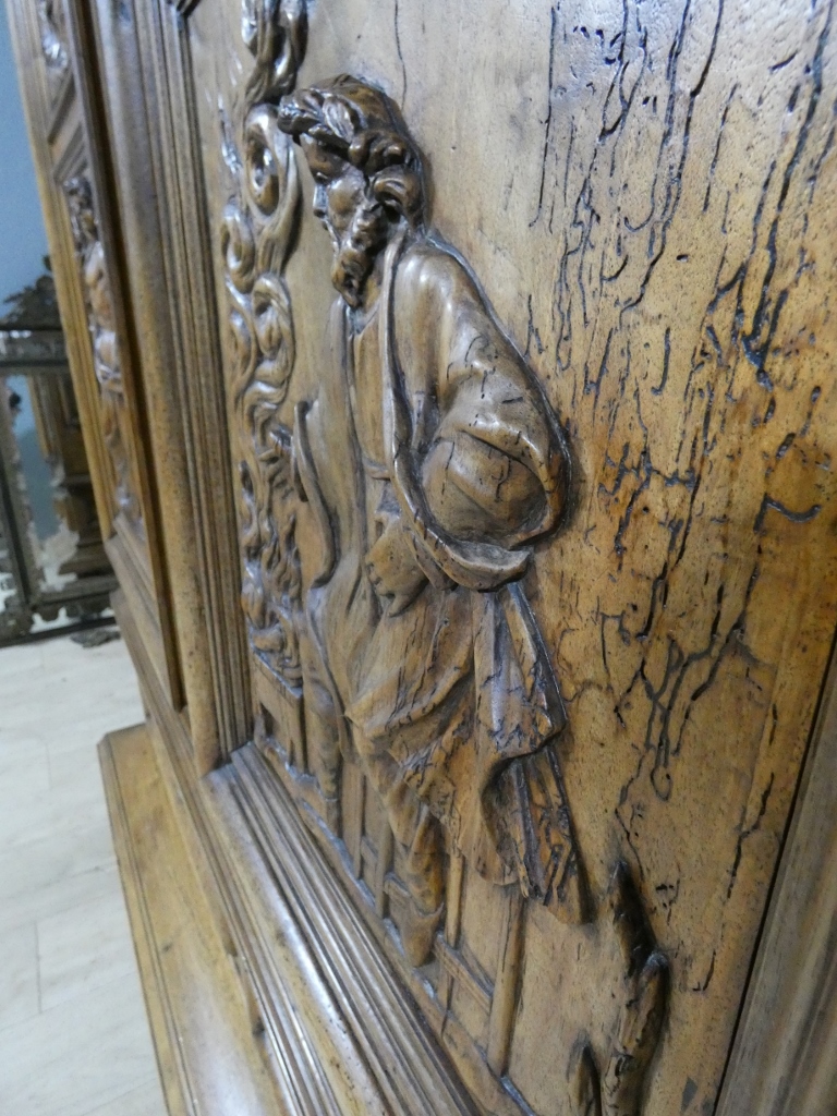 Les 4 saisons, armoire Louis XIV en noyer sculpté, corniche à débordement, époque début XVIII è – Image 9