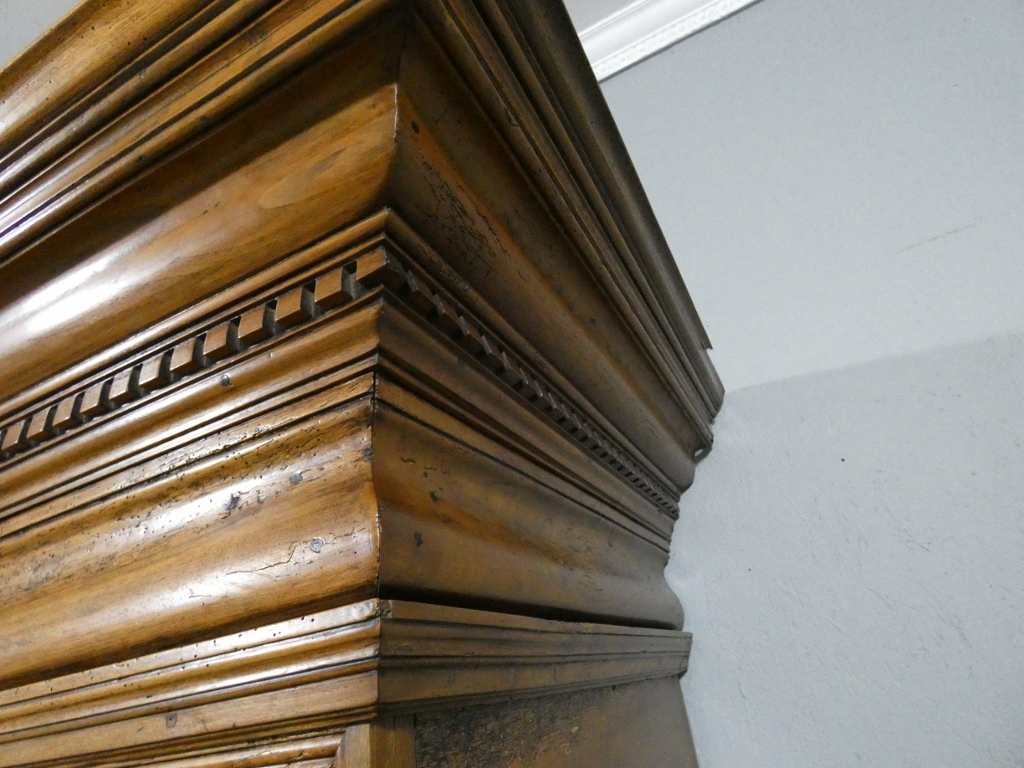 Les 4 saisons, armoire Louis XIV en noyer sculpté, corniche à débordement, époque début XVIII è – Image 17