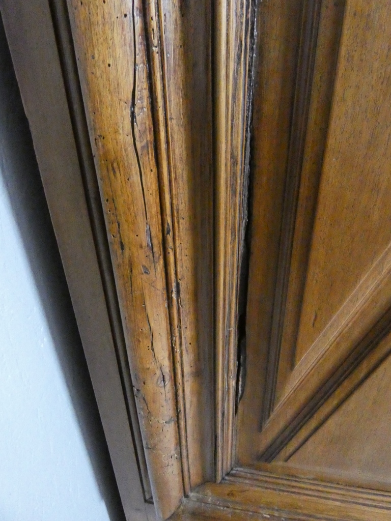 Les 4 saisons, armoire Louis XIV en noyer sculpté, corniche à débordement, époque début XVIII è – Image 28