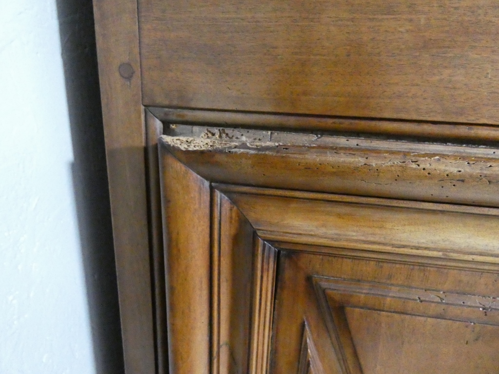 Les 4 saisons, armoire Louis XIV en noyer sculpté, corniche à débordement, époque début XVIII è – Image 27