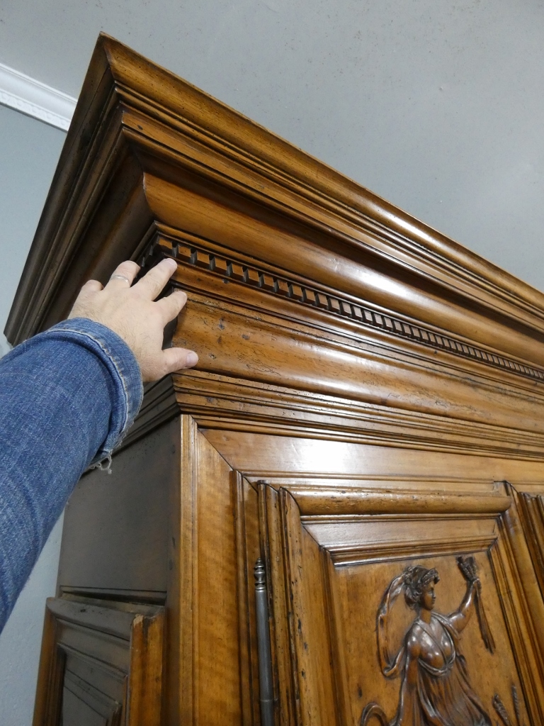 Les 4 saisons, armoire Louis XIV en noyer sculpté, corniche à débordement, époque début XVIII è – Image 10