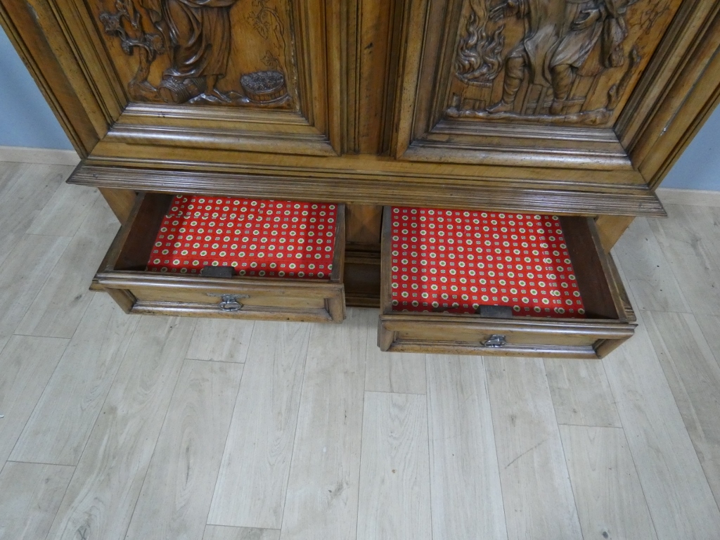 Les 4 saisons, armoire Louis XIV en noyer sculpté, corniche à débordement, époque début XVIII è – Image 26