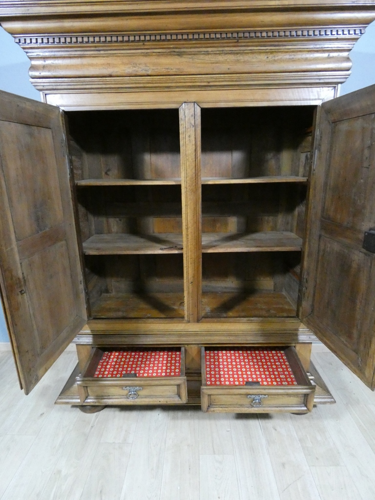 Les 4 saisons, armoire Louis XIV en noyer sculpté, corniche à débordement, époque début XVIII è – Image 25