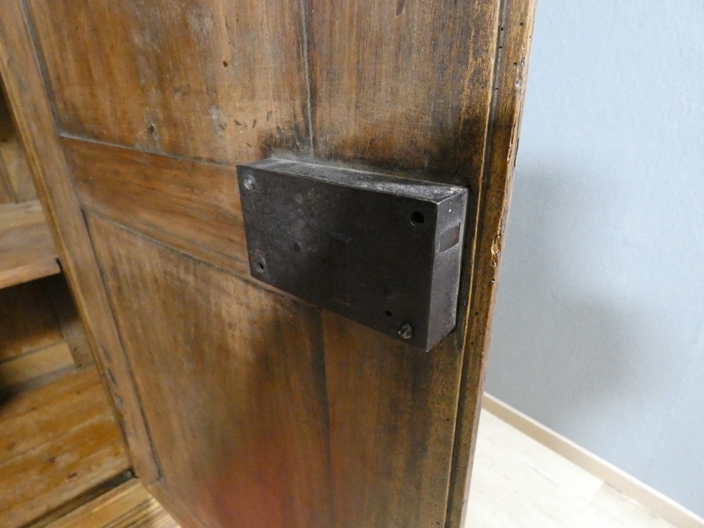 Les 4 saisons, armoire Louis XIV en noyer sculpté, corniche à débordement, époque début XVIII è – Image 24