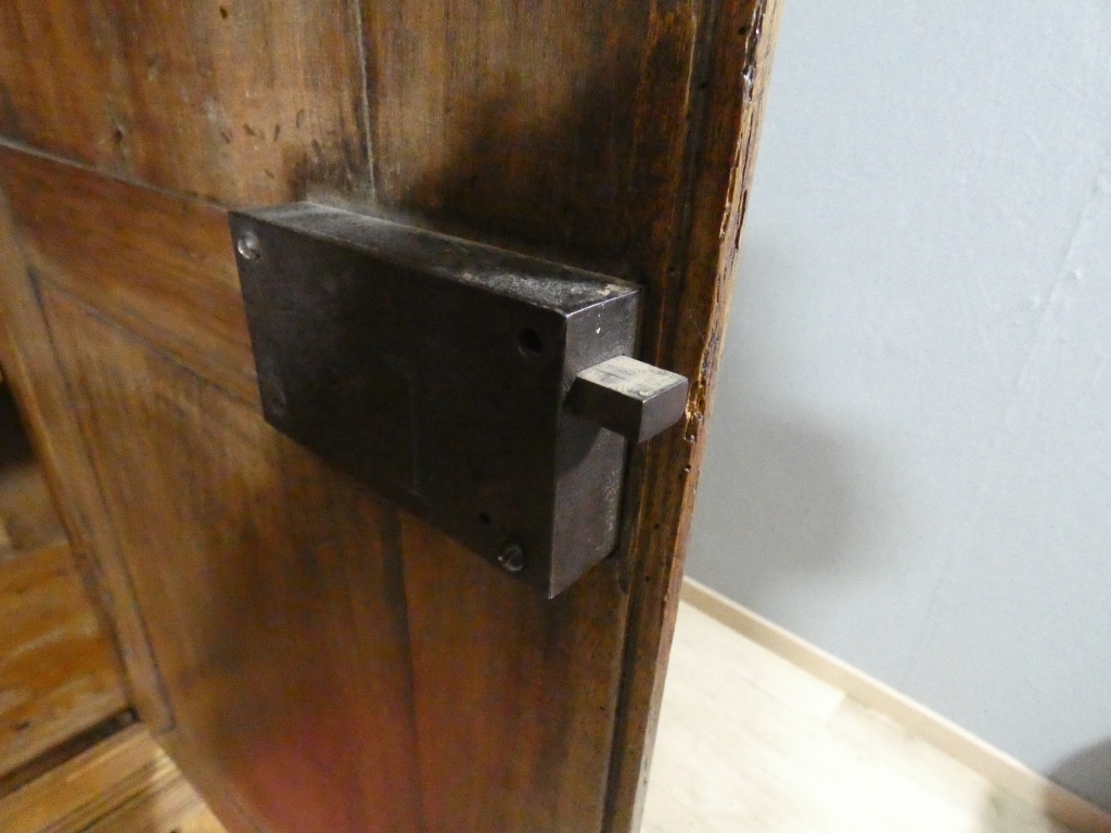 Les 4 saisons, armoire Louis XIV en noyer sculpté, corniche à débordement, époque début XVIII è – Image 23