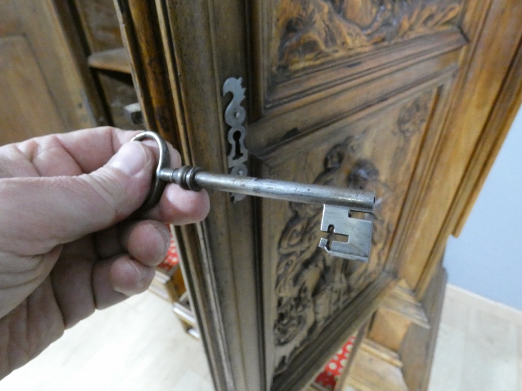 Les 4 saisons, armoire Louis XIV en noyer sculpté, corniche à débordement, époque début XVIII è – Image 22