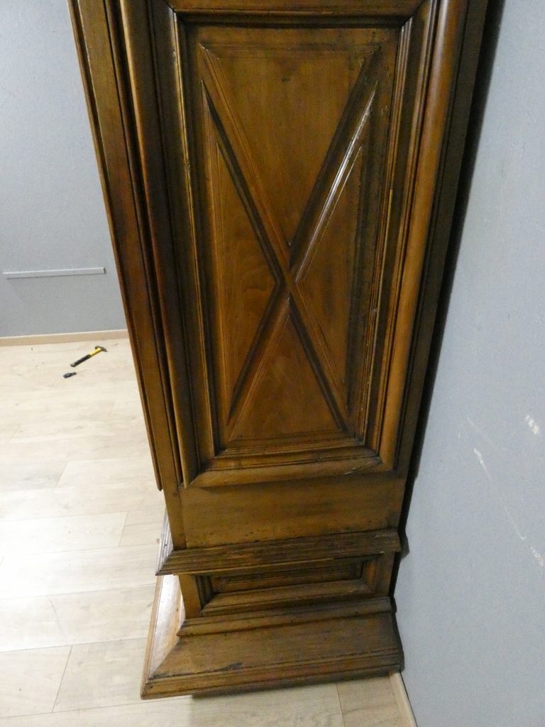 Les 4 saisons, armoire Louis XIV en noyer sculpté, corniche à débordement, époque début XVIII è – Image 19