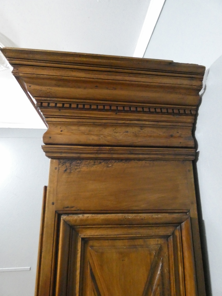 Les 4 saisons, armoire Louis XIV en noyer sculpté, corniche à débordement, époque début XVIII è – Image 18