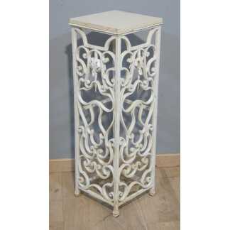 Colonne sellette en fer forgé peint en blanc, plateau bois, début XX ème