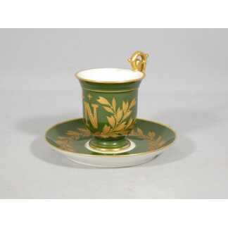 Tasse de style Empire au N impérial en porcelaine verte et doré, époque XIX ème