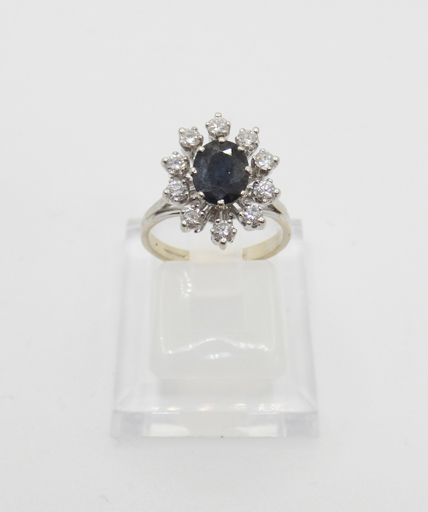 Bague marguerite en or blanc, saphir bleu foncé et diamants, époque vers 1970