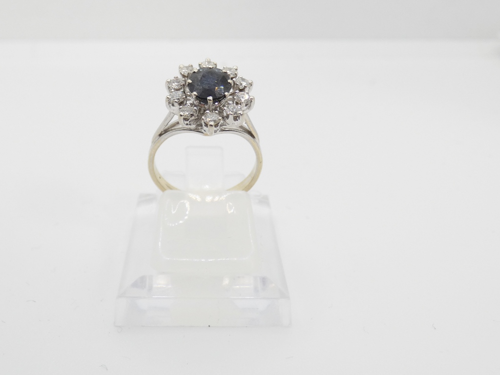 Bague marguerite en or blanc, saphir bleu foncé et diamants, époque vers 1970 – Image 16