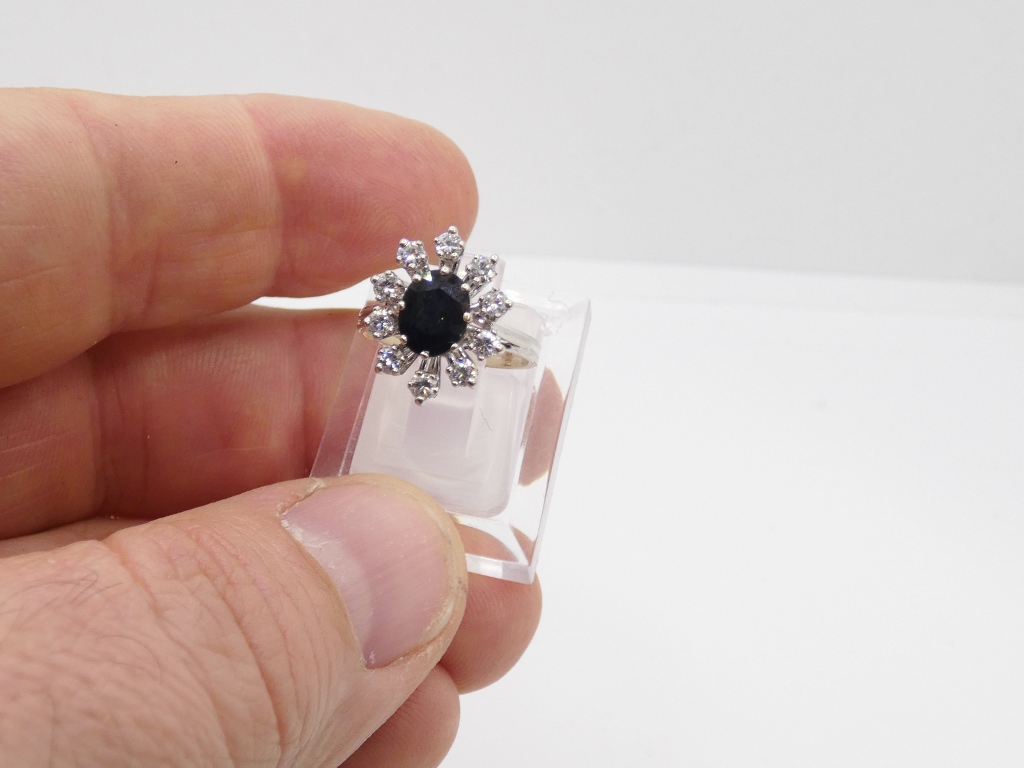 Bague marguerite en or blanc, saphir bleu foncé et diamants, époque vers 1970 – Image 14