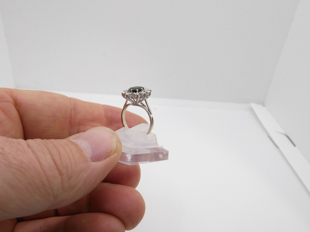 Bague marguerite en or blanc, saphir bleu foncé et diamants, époque vers 1970 – Image 13