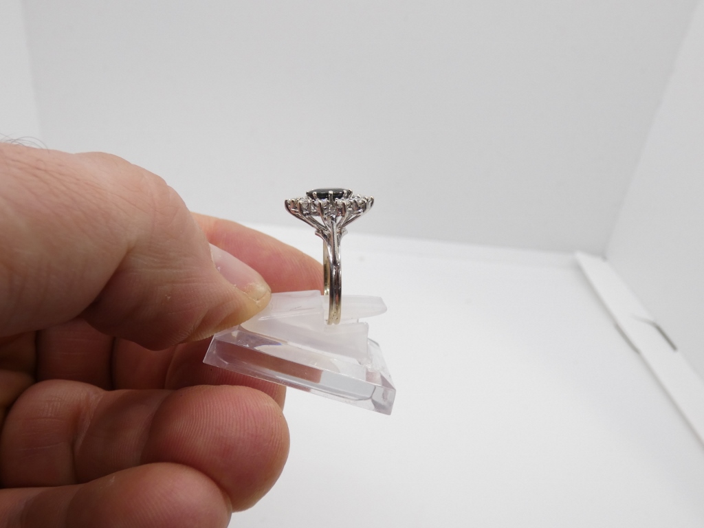 Bague marguerite en or blanc, saphir bleu foncé et diamants, époque vers 1970 – Image 12