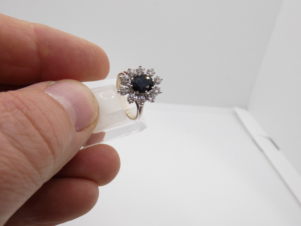 Bague marguerite en or blanc, saphir bleu foncé et diamants, époque vers 1970 – Image 11