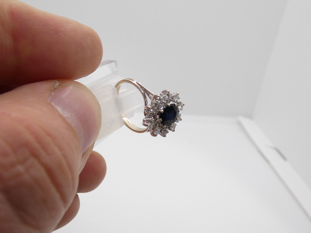 Bague marguerite en or blanc, saphir bleu foncé et diamants, époque vers 1970 – Image 10