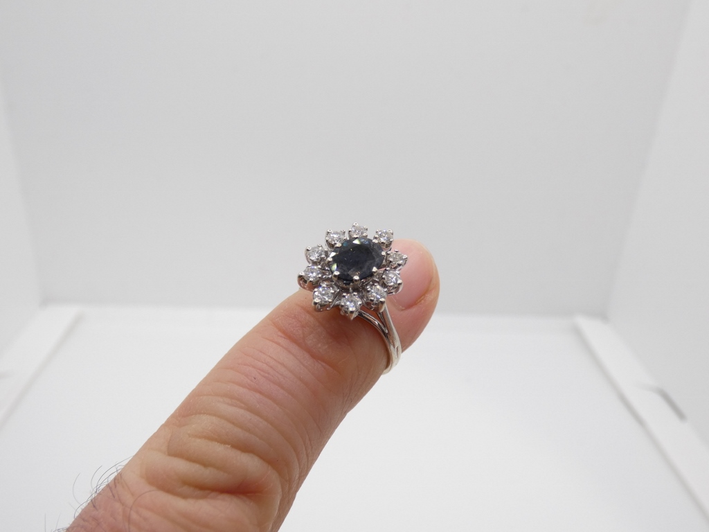 Bague marguerite en or blanc, saphir bleu foncé et diamants, époque vers 1970 – Image 8