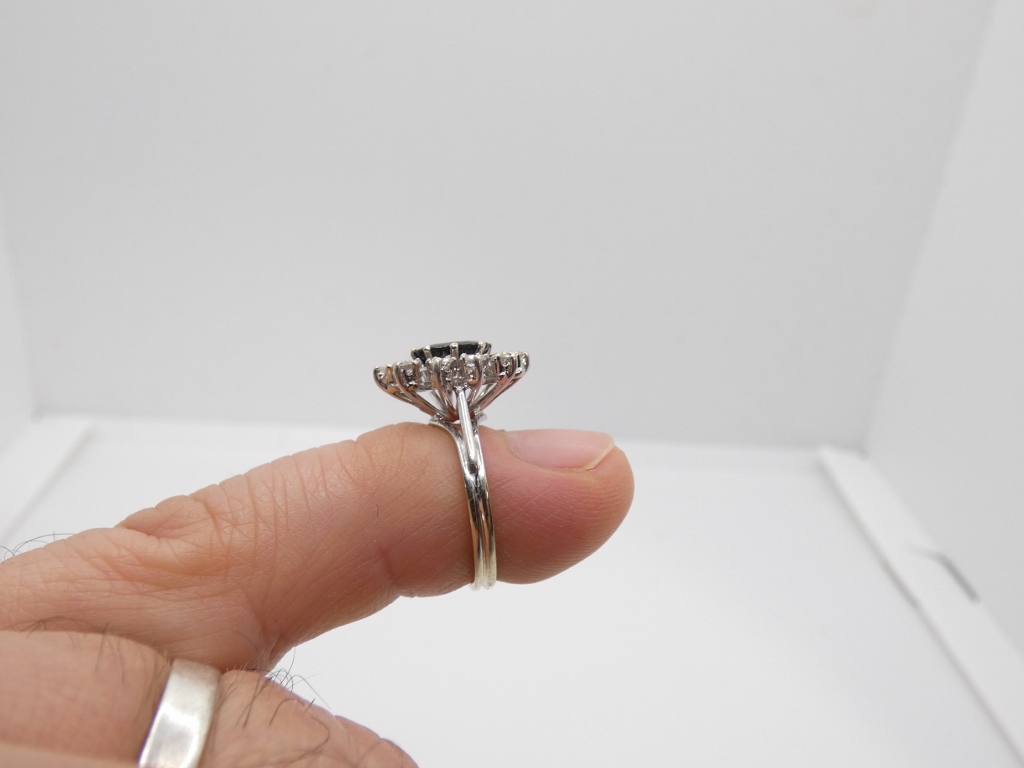 Bague marguerite en or blanc, saphir bleu foncé et diamants, époque vers 1970 – Image 7