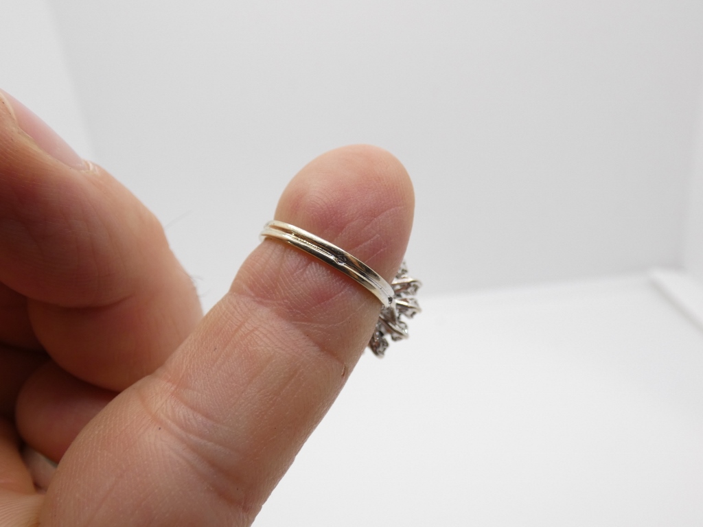 Bague marguerite en or blanc, saphir bleu foncé et diamants, époque vers 1970 – Image 6