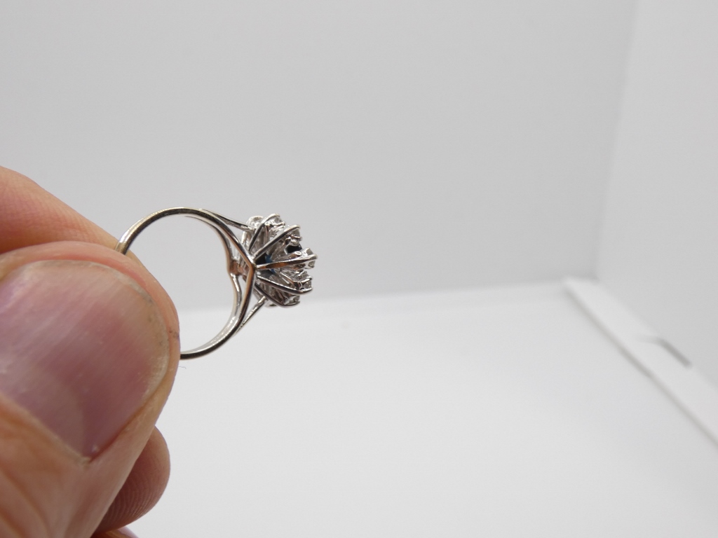 Bague marguerite en or blanc, saphir bleu foncé et diamants, époque vers 1970 – Image 5