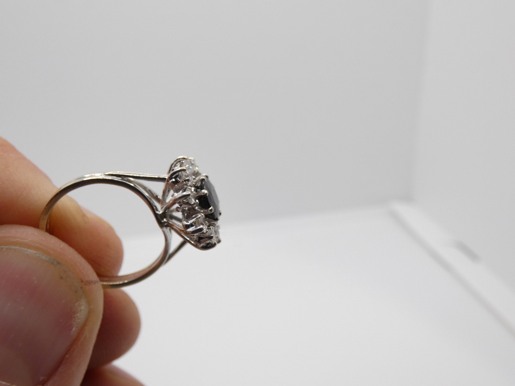 Bague marguerite en or blanc, saphir bleu foncé et diamants, époque vers 1970 – Image 4