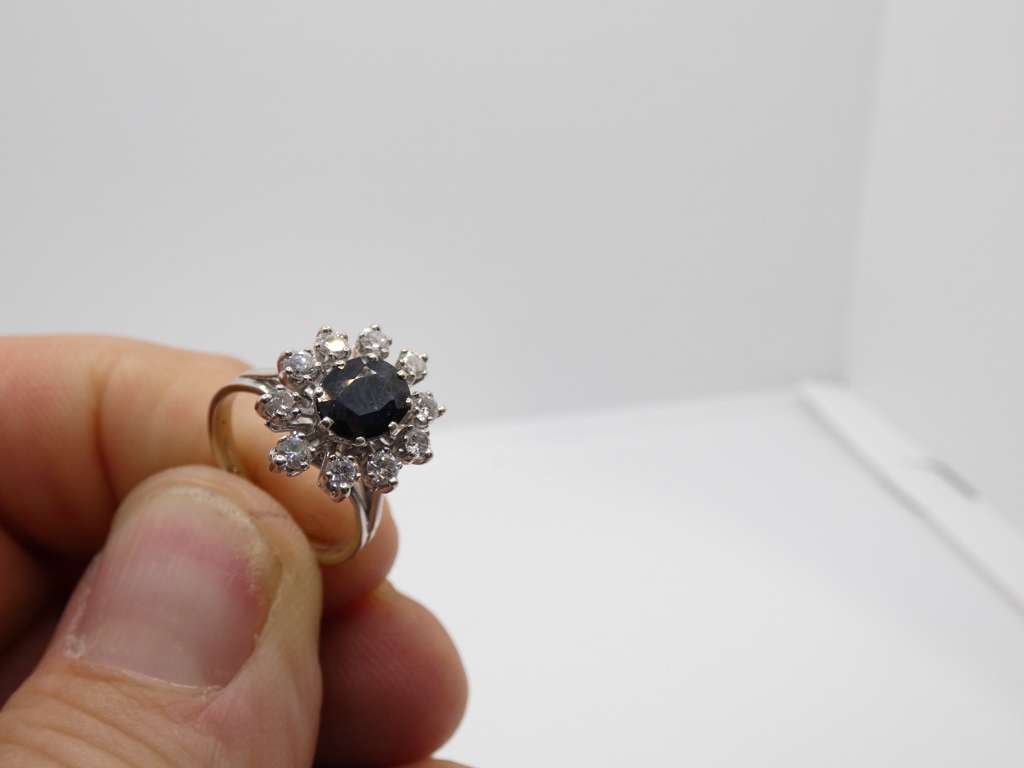 Bague marguerite en or blanc, saphir bleu foncé et diamants, époque vers 1970 – Image 3