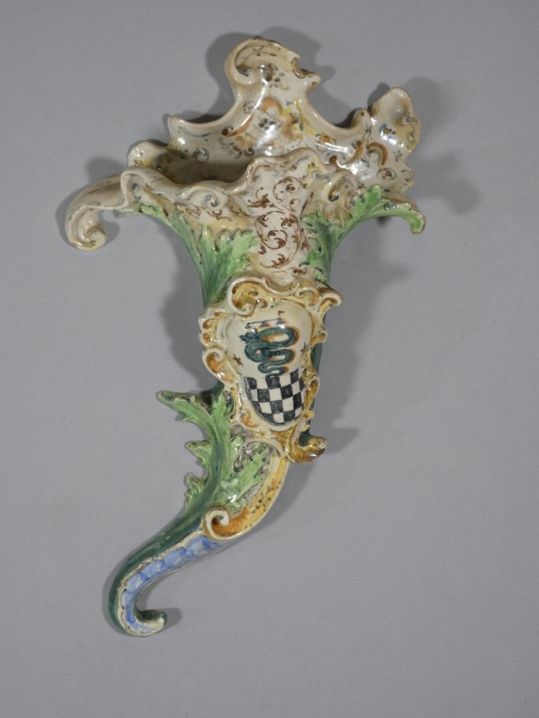 Paire de vases bouquetière cornet en faïence, Italie, fin XIX ème – Image 3