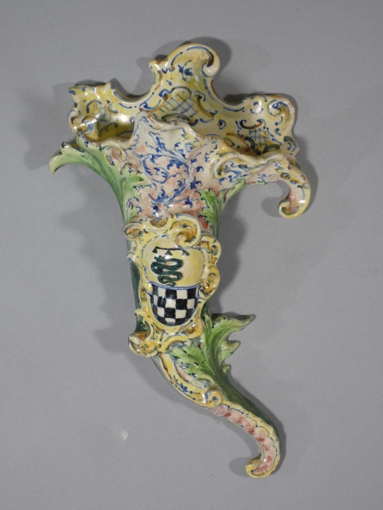 Paire de vases bouquetière cornet en faïence, Italie, fin XIX ème – Image 2