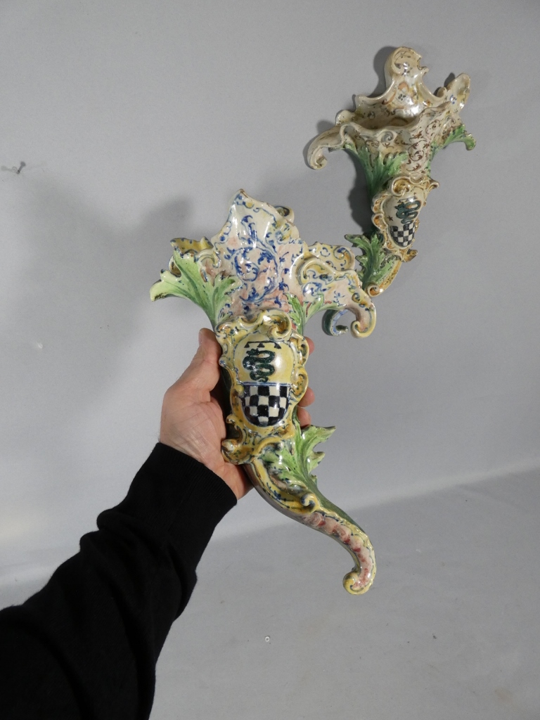 Paire de vases bouquetière cornet en faïence, Italie, fin XIX ème – Image 4