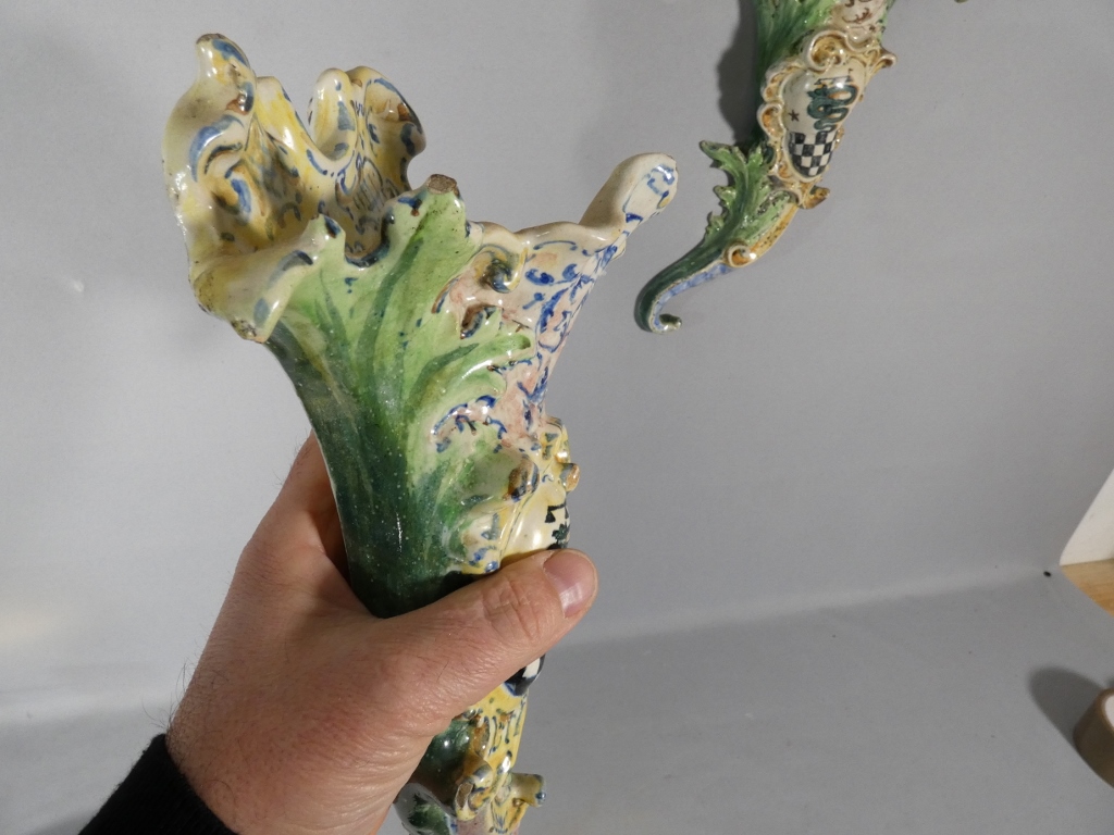 Paire de vases bouquetière cornet en faïence, Italie, fin XIX ème – Image 14