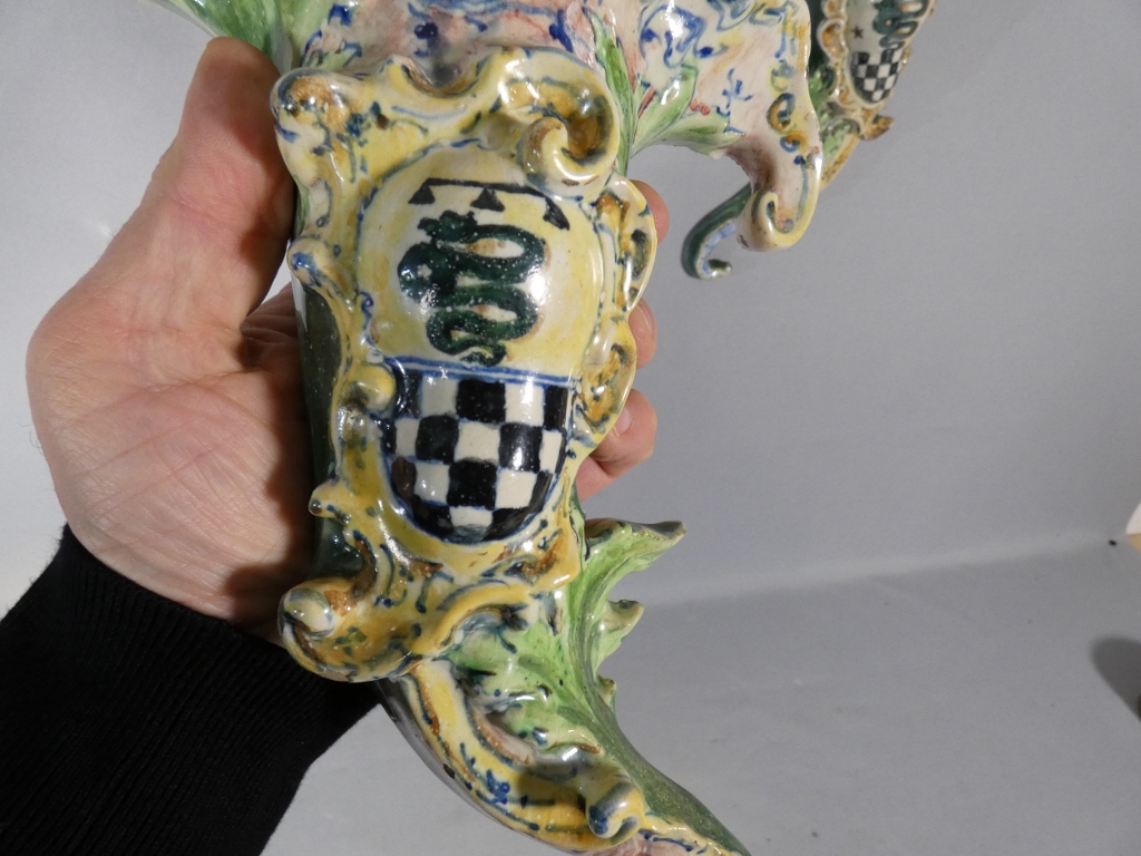 Paire de vases bouquetière cornet en faïence, Italie, fin XIX ème – Image 13