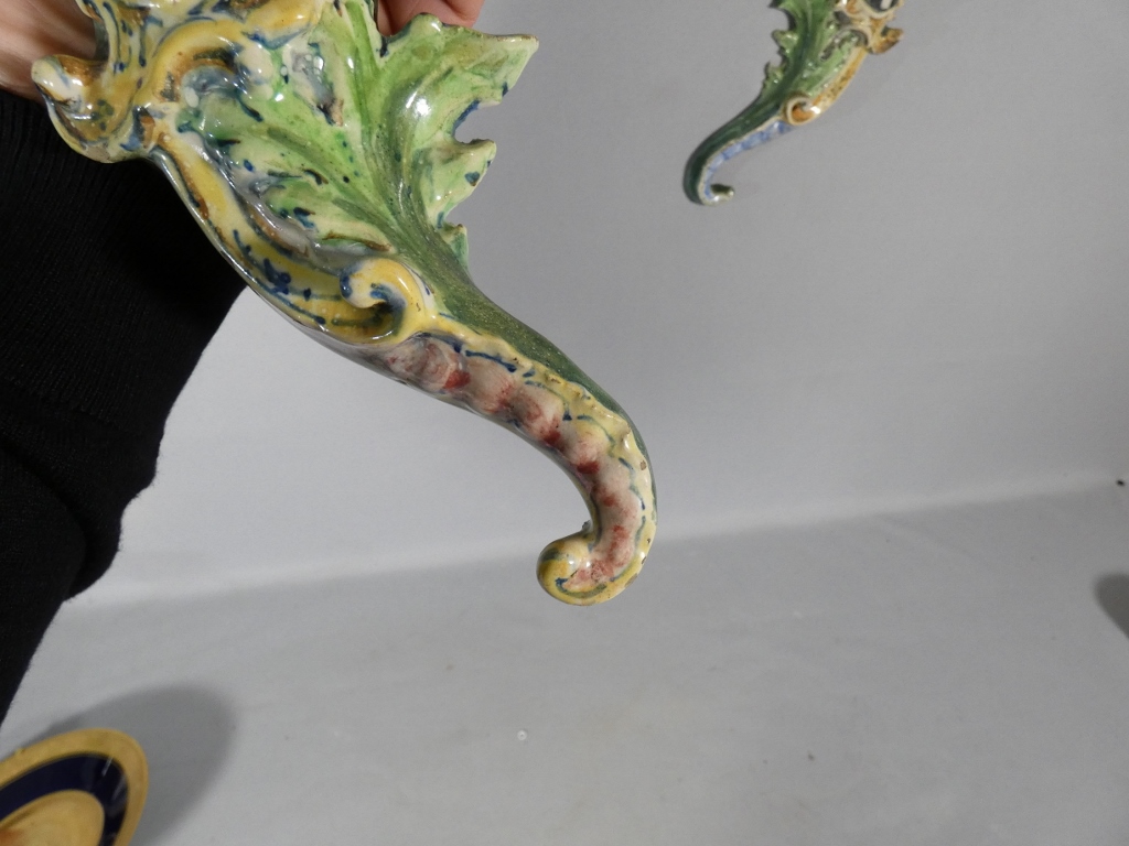 Paire de vases bouquetière cornet en faïence, Italie, fin XIX ème – Image 12