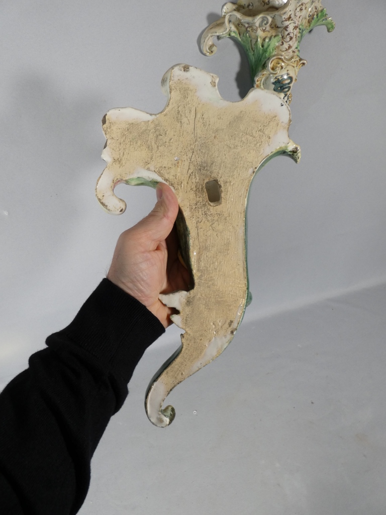 Paire de vases bouquetière cornet en faïence, Italie, fin XIX ème – Image 11