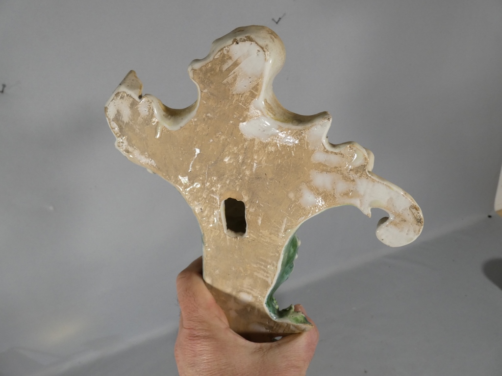 Paire de vases bouquetière cornet en faïence, Italie, fin XIX ème – Image 7