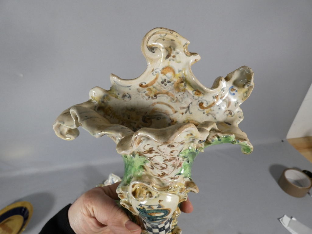 Paire de vases bouquetière cornet en faïence, Italie, fin XIX ème – Image 5