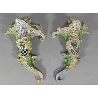 Paire de vases bouquetière cornet en faïence, Italie, fin XIX ème