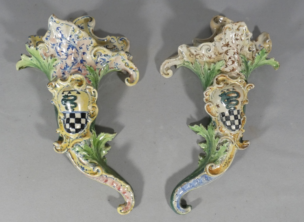 Paire de vases bouquetière cornet en faïence, Italie, fin XIX ème