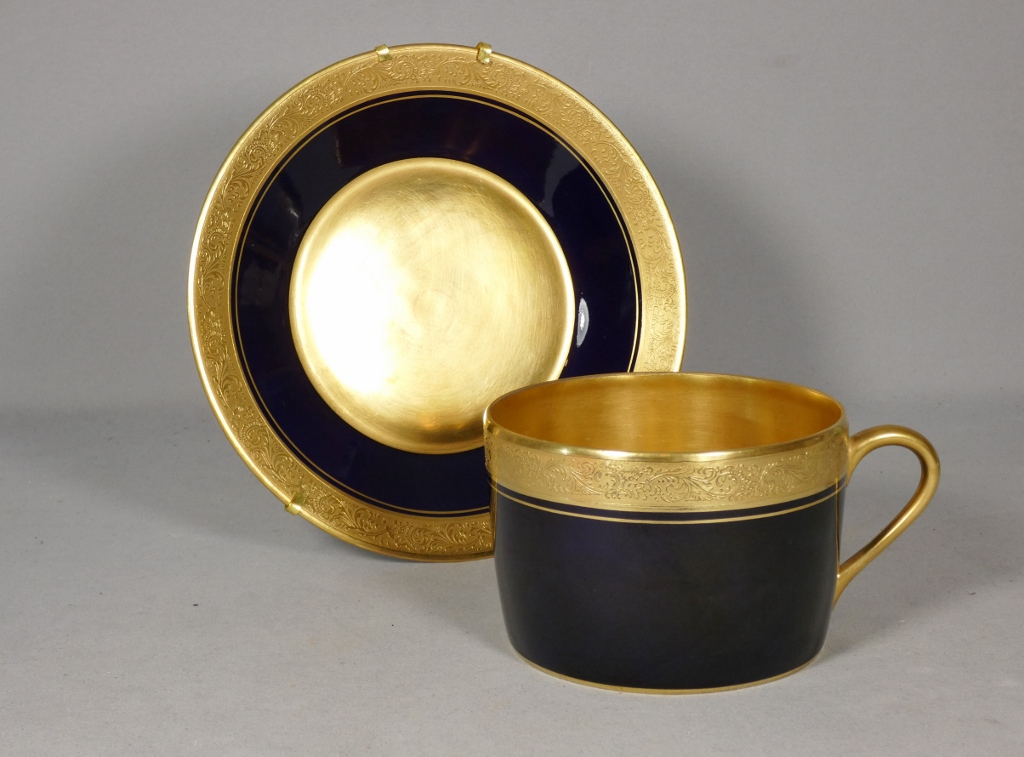 Tasse de collection, déjeuner en porcelaine incrustation d'or et bleu de four Limoges vers 1960