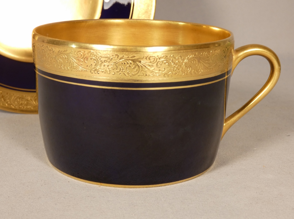 Tasse de collection, déjeuner en porcelaine incrustation d'or et bleu de four Limoges vers 1960 – Image 3