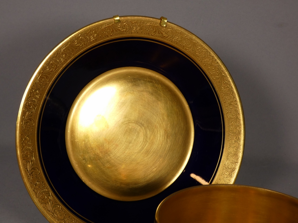 Tasse de collection, déjeuner en porcelaine incrustation d'or et bleu de four Limoges vers 1960 – Image 11
