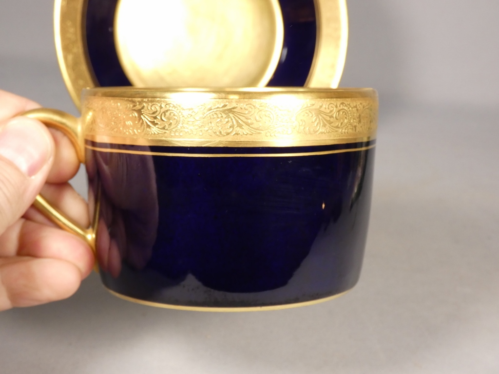Tasse de collection, déjeuner en porcelaine incrustation d'or et bleu de four Limoges vers 1960 – Image 5