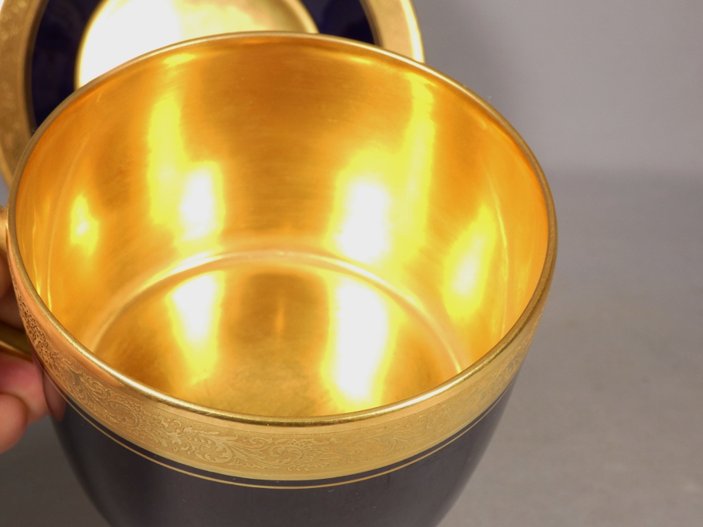 Tasse de collection, déjeuner en porcelaine incrustation d'or et bleu de four Limoges vers 1960 – Image 10