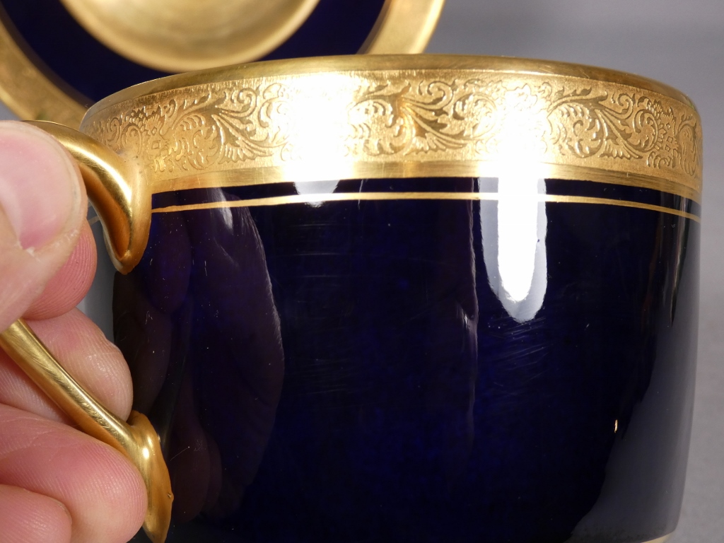 Tasse de collection, déjeuner en porcelaine incrustation d'or et bleu de four Limoges vers 1960 – Image 9