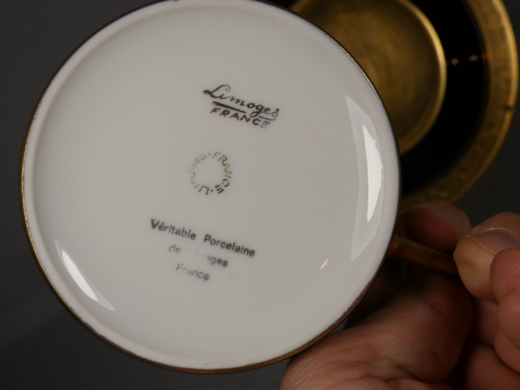 Tasse de collection, déjeuner en porcelaine incrustation d'or et bleu de four Limoges vers 1960 – Image 8